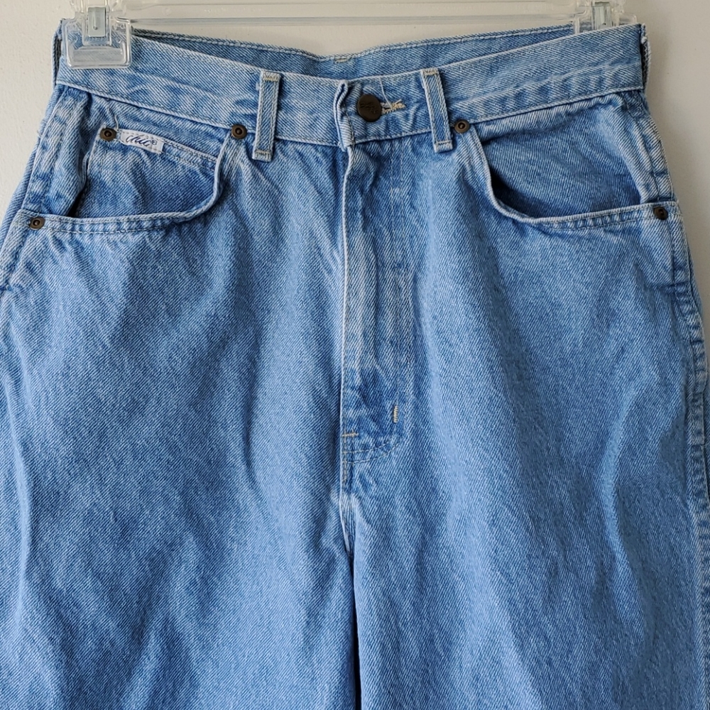 Vintage Chic High Waisted Lightwash Mom Jeans - Picture 4 of 6